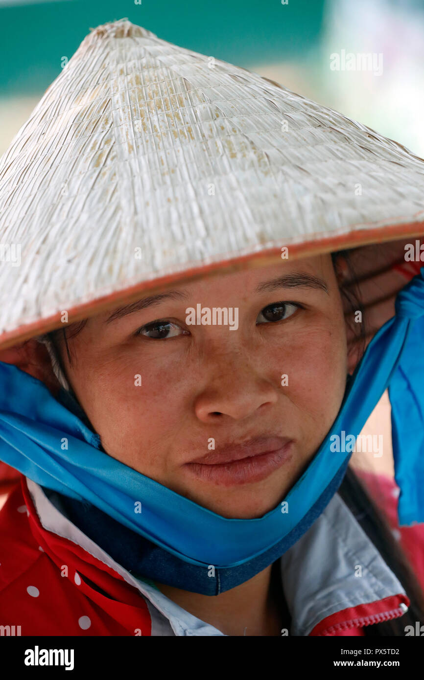 Mujer vistiendo tradicional sombrero cónico. Retrato. Dalat. Vietnam. Foto de stock