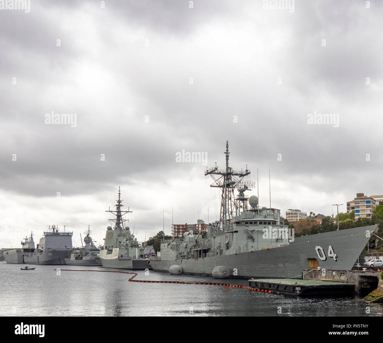 HMAS Darwin FFG 04 Adelaide clase fragata de misiles guiados en la Isla Jardín Recinto Naval Sydney NSW, Australia. Foto de stock