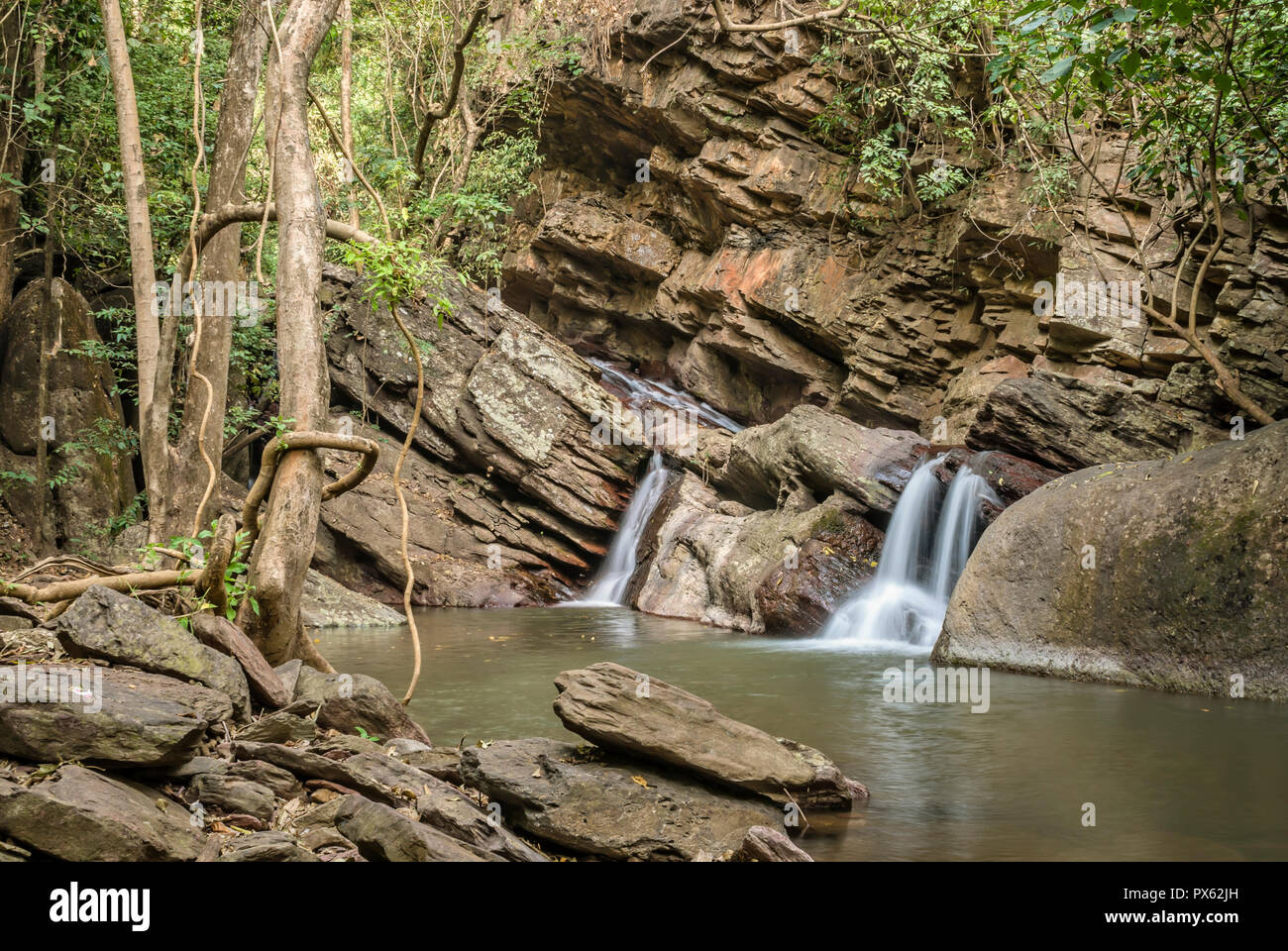 Sai Rong cascada de selva tropical cerca de Sukhothai, Tailandia Foto de stock