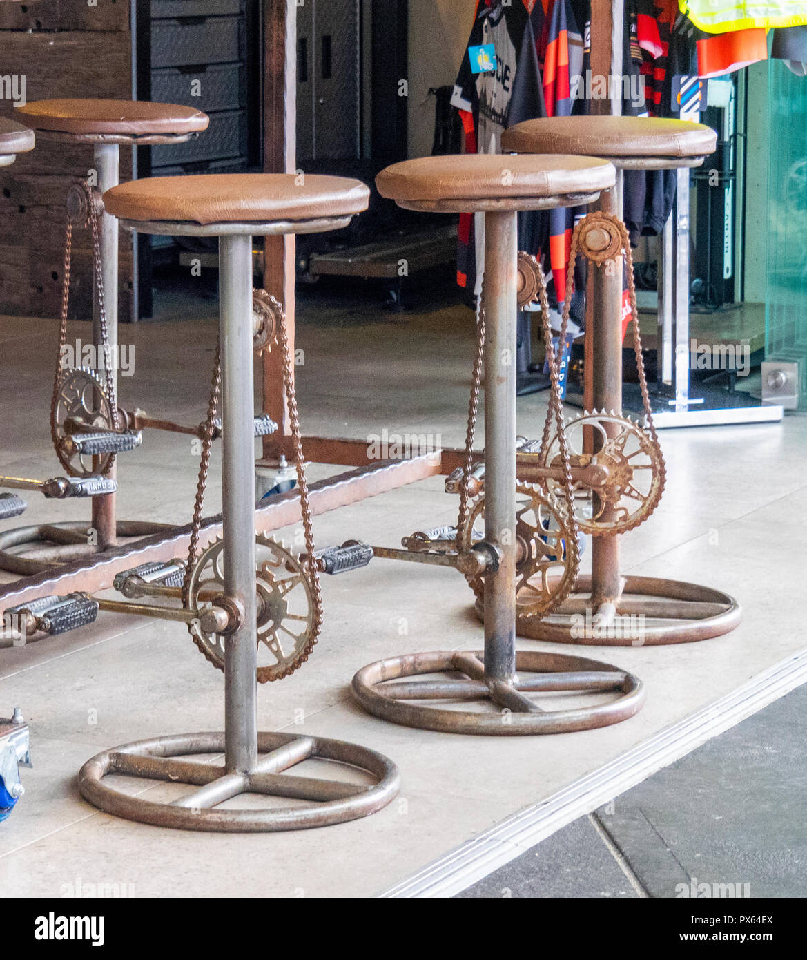 Taburetes con pedales y una cadena de bicicleta en una cafetería en Sydney,  NSW, Australia Fotografía de stock - Alamy
