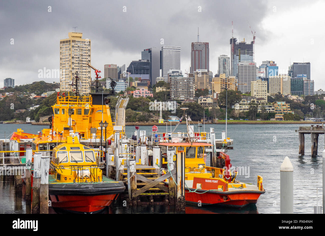 Autoridad Portuaria de Nueva Gales del Sur Moores workboats atracado en el muelle de la bahía de Walsh Punto de Molineros de Sydney, NSW, Australia. Foto de stock