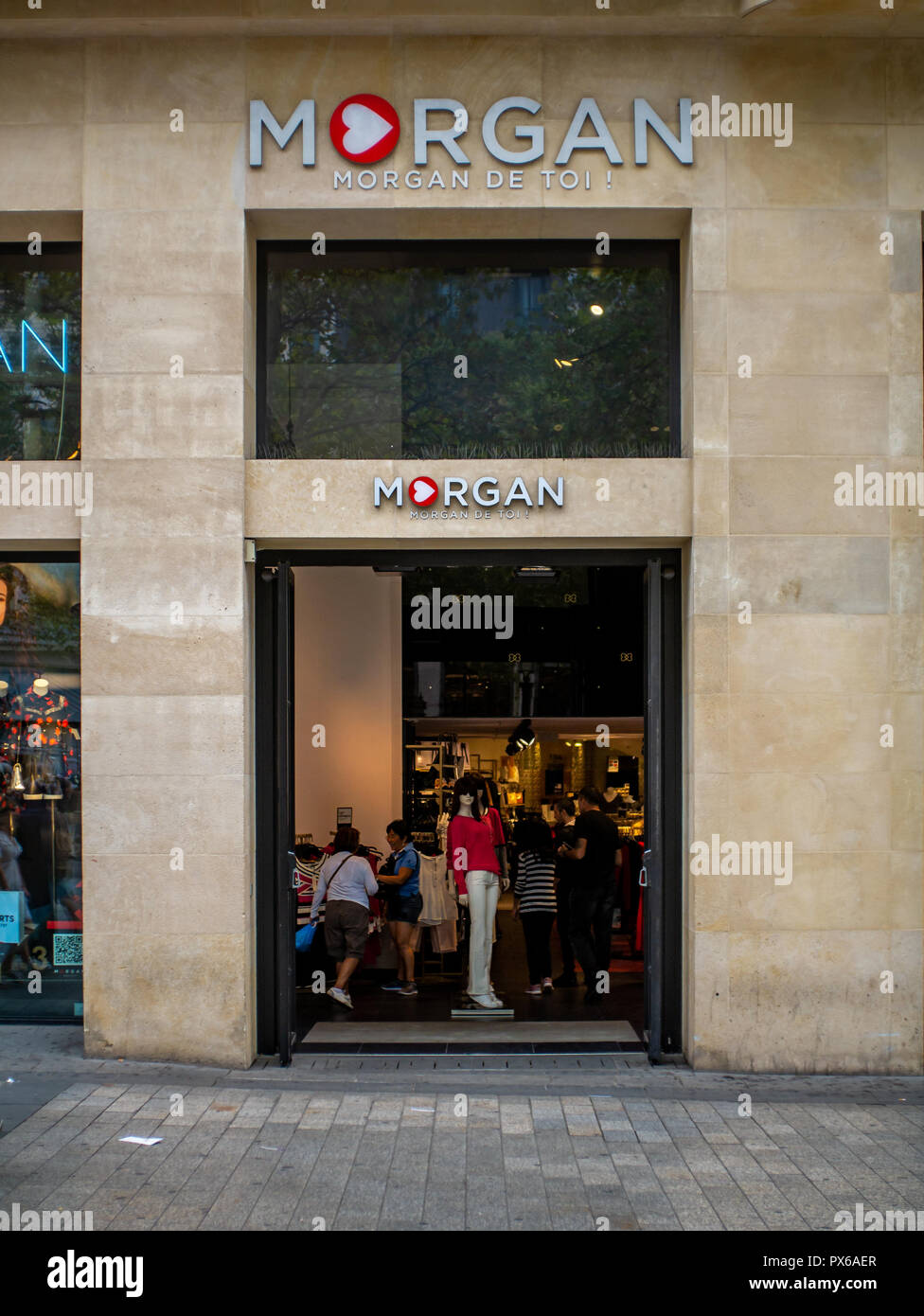 tienda de comestibles Dar permiso Ceniza París, Francia - 15 de agosto de 2018 : Morgan de Toi tienda en París.  Morgan de Toi es una marca de ropa, propiedad de la compañía francesa Morgan  SA Fotografía de stock - Alamy