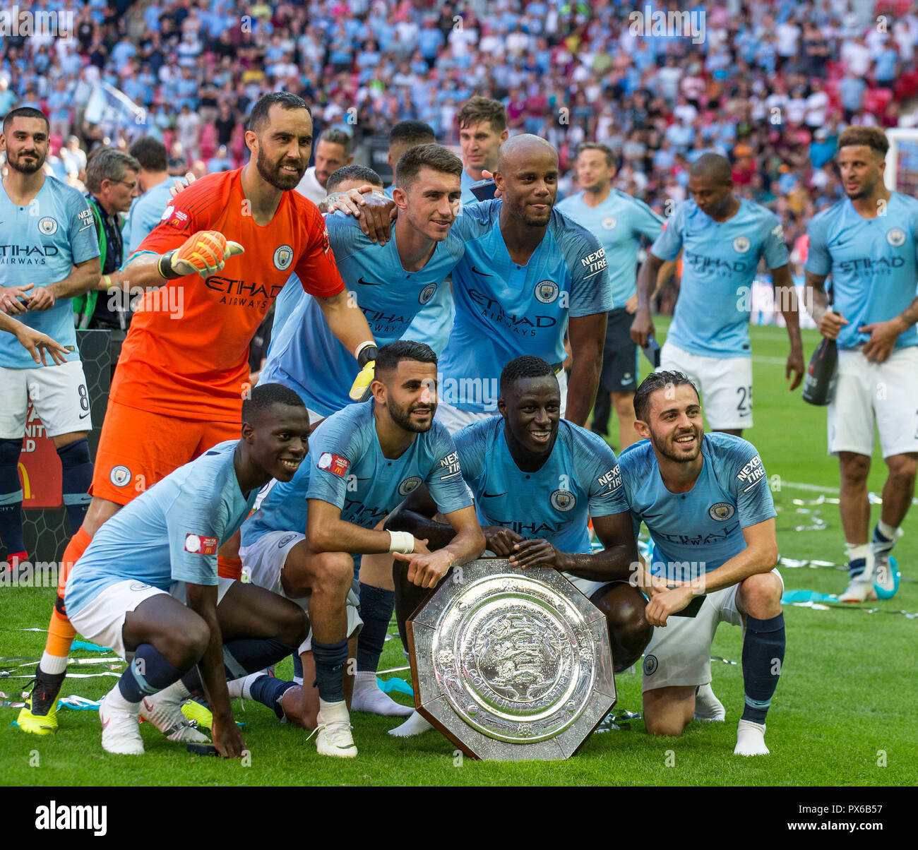 El Manchester City jugadores posan con la Community Shield durante la FA Community Shield partido final entre el Chelsea y el Manchester City en Stamford Bridge, Foto de stock