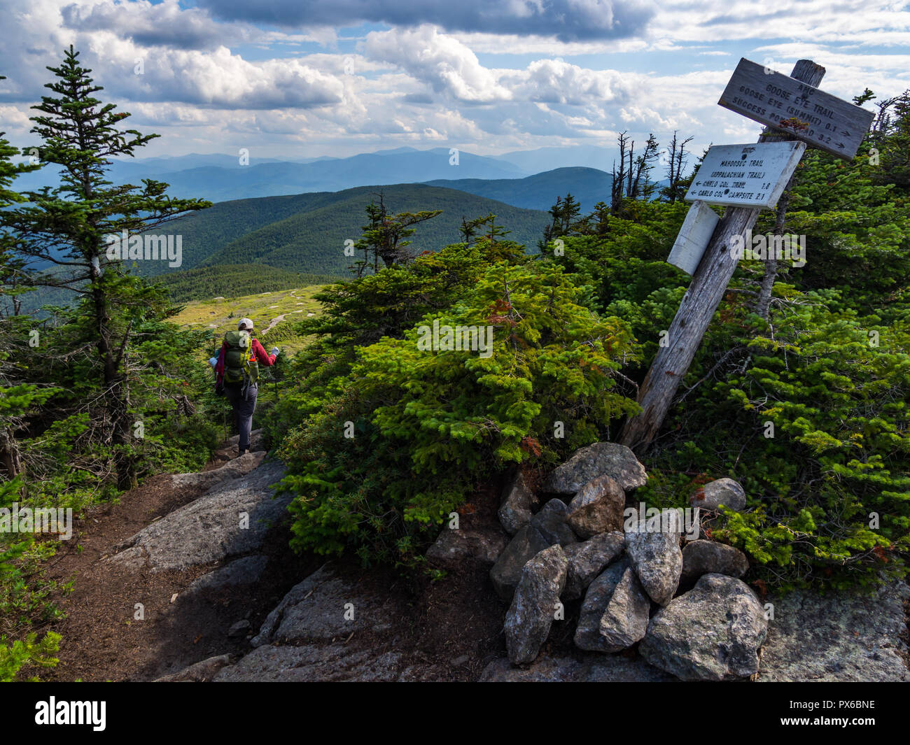 Excursionista de Appalachian Trail en Maine, exuberante Vista Montaña Foto de stock