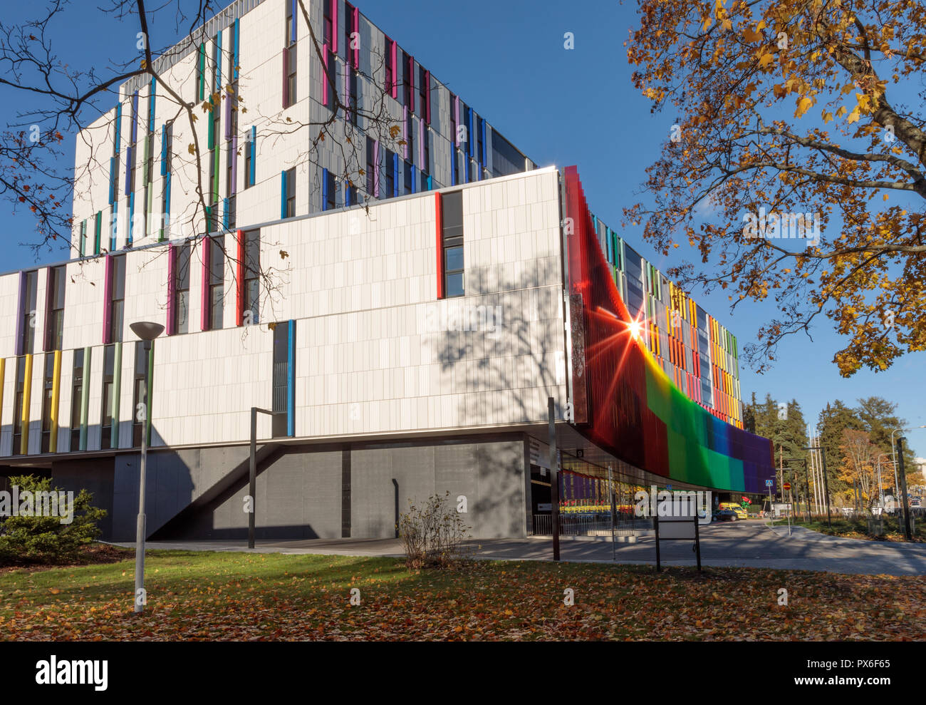 Helsinki Children's Hospital abrió para los pacientes el 17 de septiembre de 2018. El moderno y práctico edificio tiene fachada colorida. Foto de stock