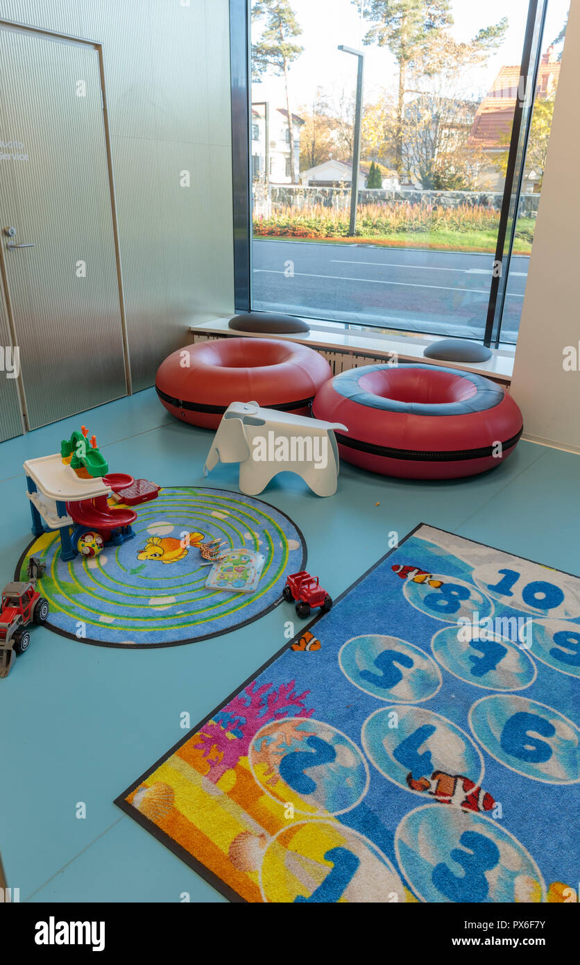 Helsinki Children's Hospital abrió para los pacientes el 17 de septiembre de 2018. El moderno y práctico edificio tiene fachada colorida y agradable playrooms. Foto de stock