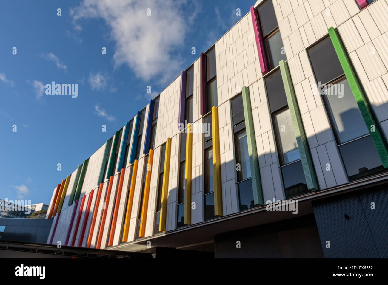 Helsinki Children's Hospital abrió para los pacientes el 17 de septiembre de 2018. El moderno y práctico edificio tiene fachada colorida. Foto de stock