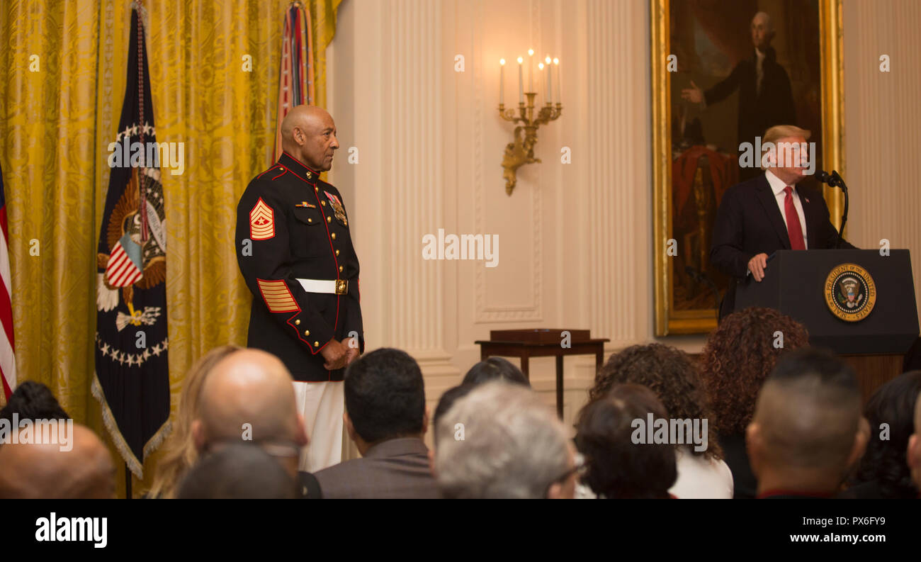 Presidente estadounidense Donald Trump da apertura en la ceremonia de entrega de la Medalla de Honor de jubilados El Sargento de Marina de los EE.UU. Gral. John Canley en el East Room de la Casa Blanca el 17 de octubre de 2018 en Washington, DC. Canley recibió el más alto honor para acciones unidas durante la batalla de Hue en la guerra de Vietnam. Foto de stock