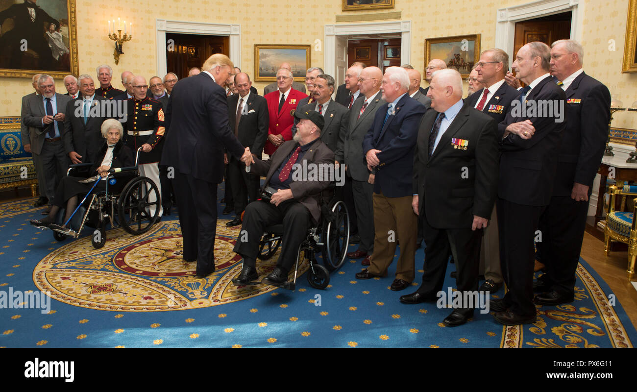 Presidente estadounidense Donald Trump se da la mano con los veteranos antes de la ceremonia de entrega de la Medalla de Honor para el destinatario jubilado Sargento de Marina de los EE.UU. Gral. John Canley en la Casa Blanca el 17 de octubre de 2018 en Washington, DC. Canley recibió el más alto honor para acciones unidas durante la batalla de Hue en la guerra de Vietnam. Foto de stock