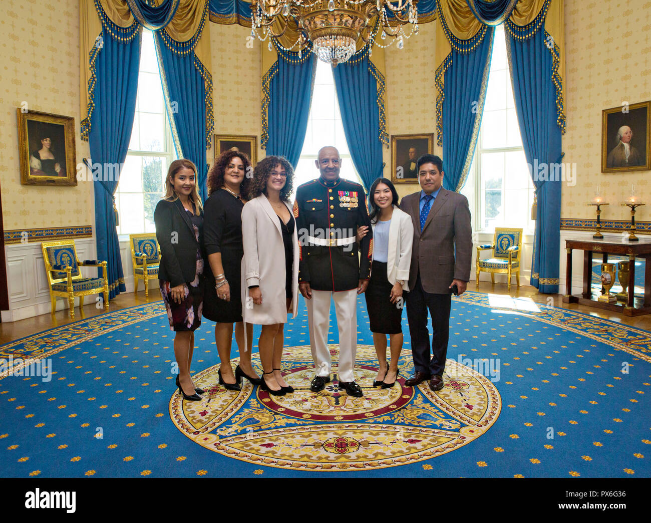 Medalla de Honor se jubiló el sargento de Marina de los EE.UU. Gral. John Canley posa con su familia para una foto en el salón azul de la Casa Blanca antes de la ceremonia de presentación del 17 de octubre de 2018, en Washington, DC. Canley recibió el más alto honor para acciones unidas durante la batalla de Hue en la guerra de Vietnam. Foto de stock