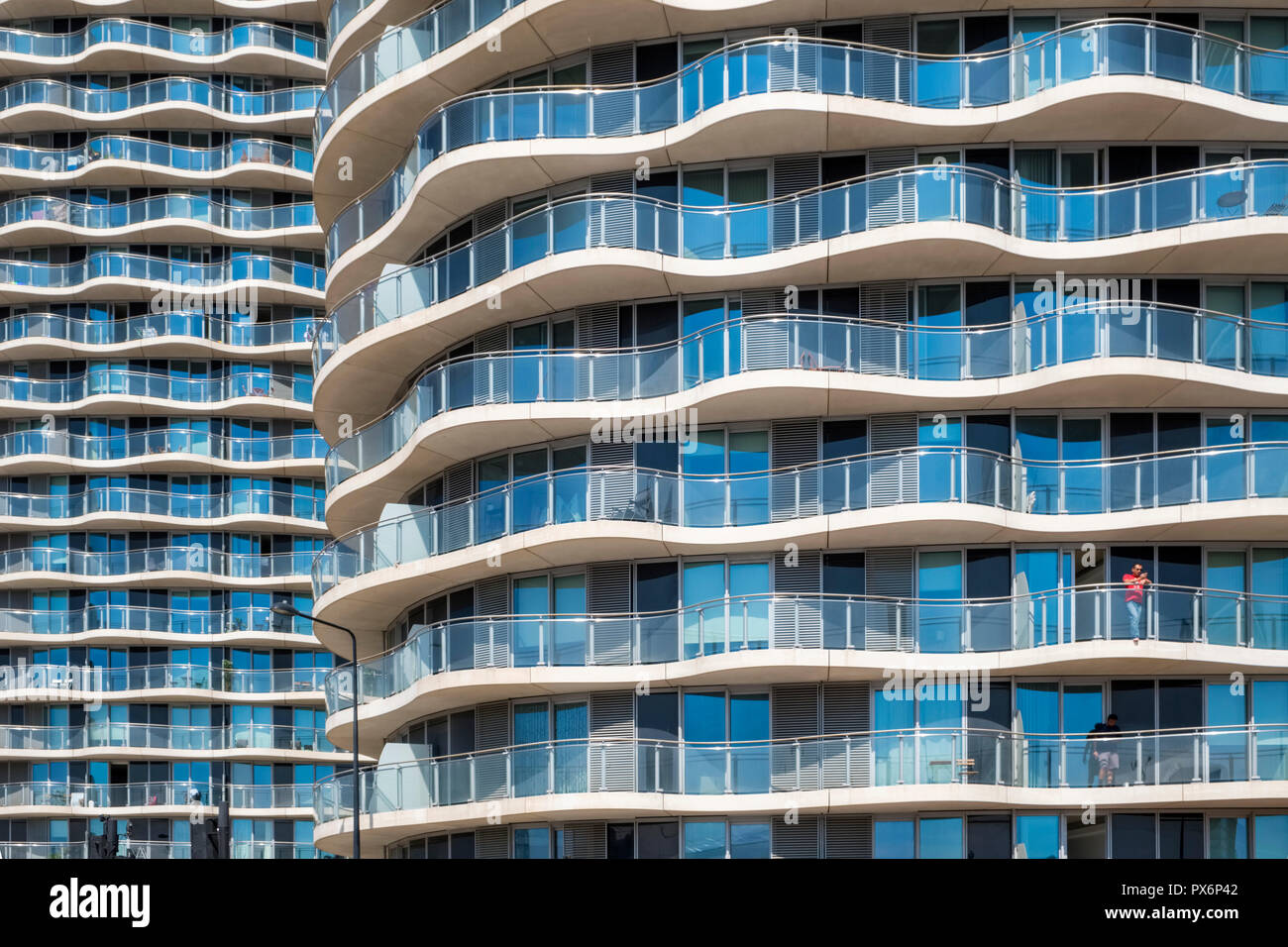 Detalle de edificios de apartamentos de gran altura en el Royal Victoria Dock, Londres, Inglaterra, Reino Unido, arquitectura moderna Foto de stock