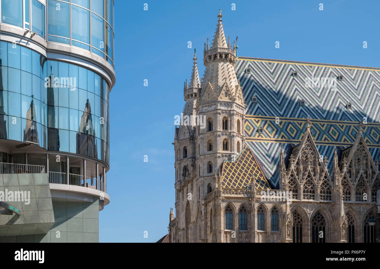 La Catedral de San Esteban y el nuevo edificio de oficinas en Viena, Austria, Europa Foto de stock