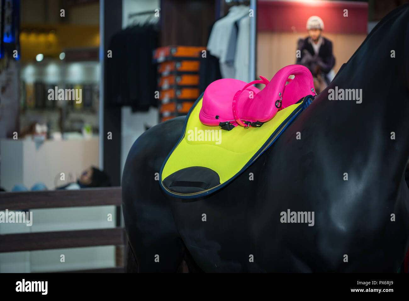 Brillantes y coloridos (amarillo y rosa) para asiento de silla de caballo en caballo en estilo Foto de stock