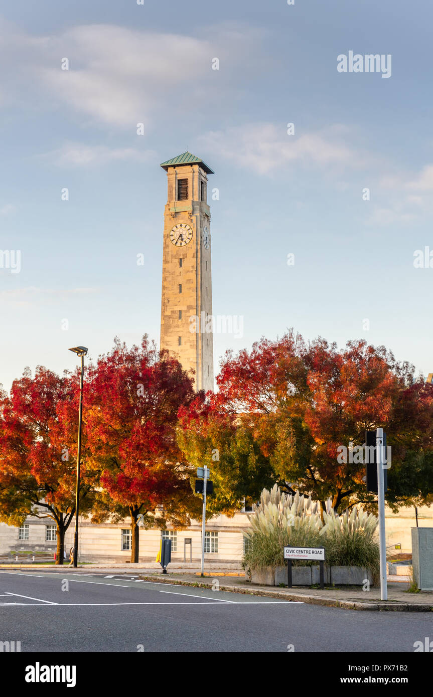Escena callejera otoñal con el Centro Cívico torre del reloj durante el otoño de 2018 en el centro de la ciudad de Southampton, Hampshire, Inglaterra, Reino Unido. Foto de stock