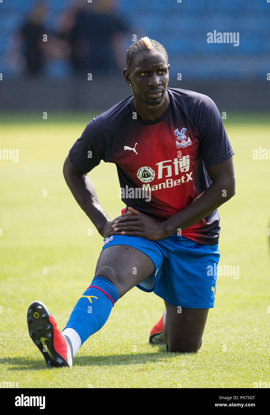 Mamadou Sakho del Crystal Palace pre coincidir durante el partido amistoso de pretemporada 2018/19 entre Oxford United y Crystal Palace al Kassam Stadium, Foto de stock