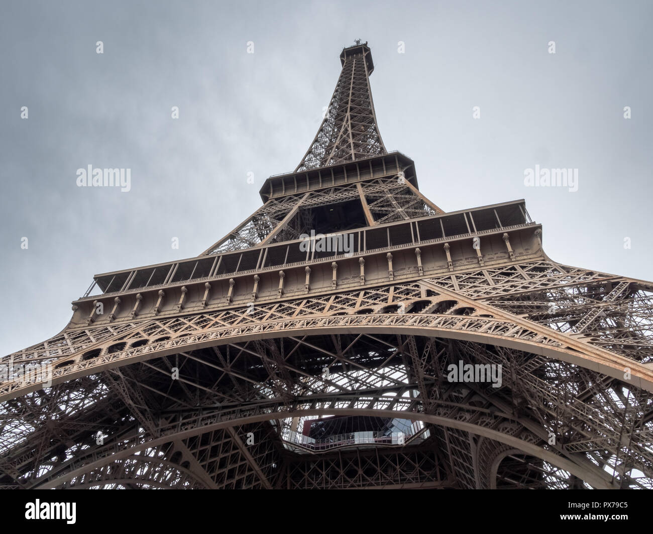Vista de cerca de la Torre Eiffel desde abajo Foto de stock