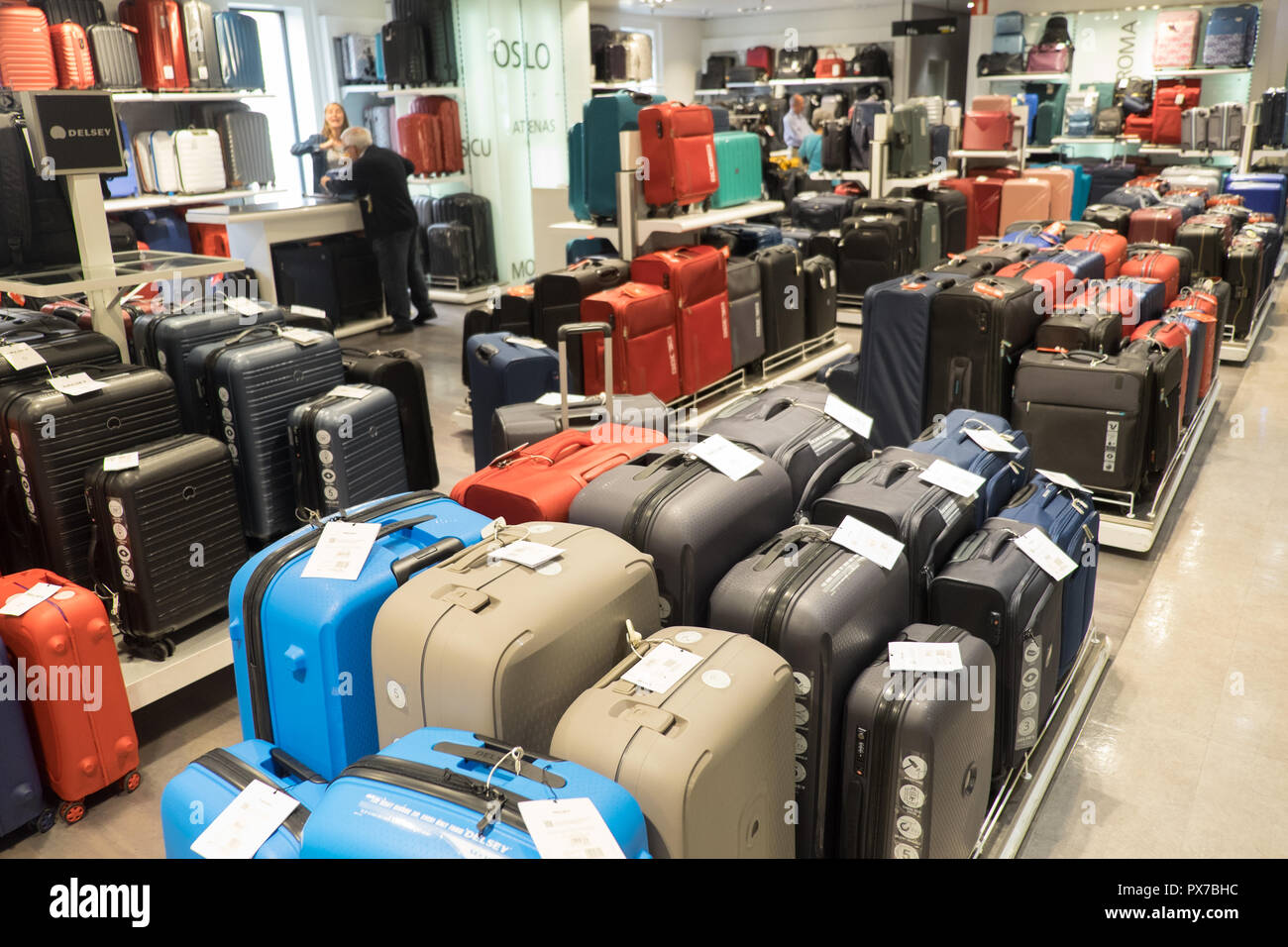 Equipaje,bolsas,maleta,Gran,gran,department store,El Corte Ingles,plaza  Catalunya,Centro,de,Barcelona,Catalan,Catalunya,Cataluña,España,Español  Fotografía de stock - Alamy
