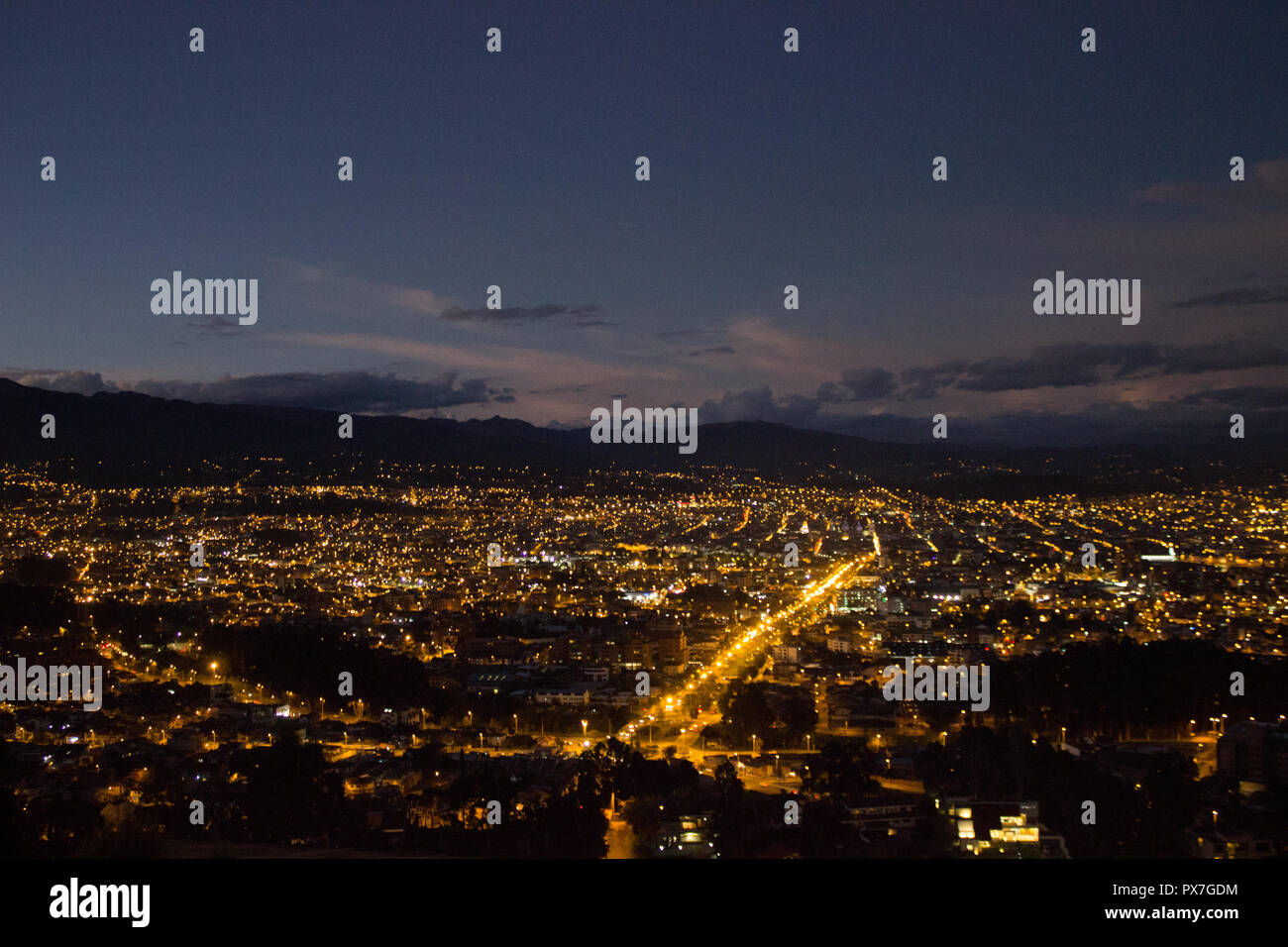 Vistas de cuenca en la hora azul, ecuador Fotografía de stock - Alamy