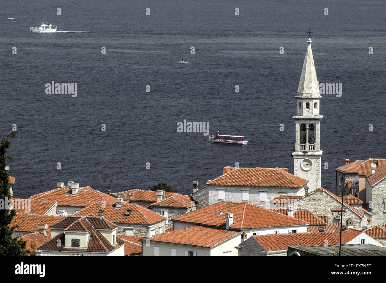 Vista de la ciudad de Budva, Montenegro, Serbia y Montenegro, Foto de stock