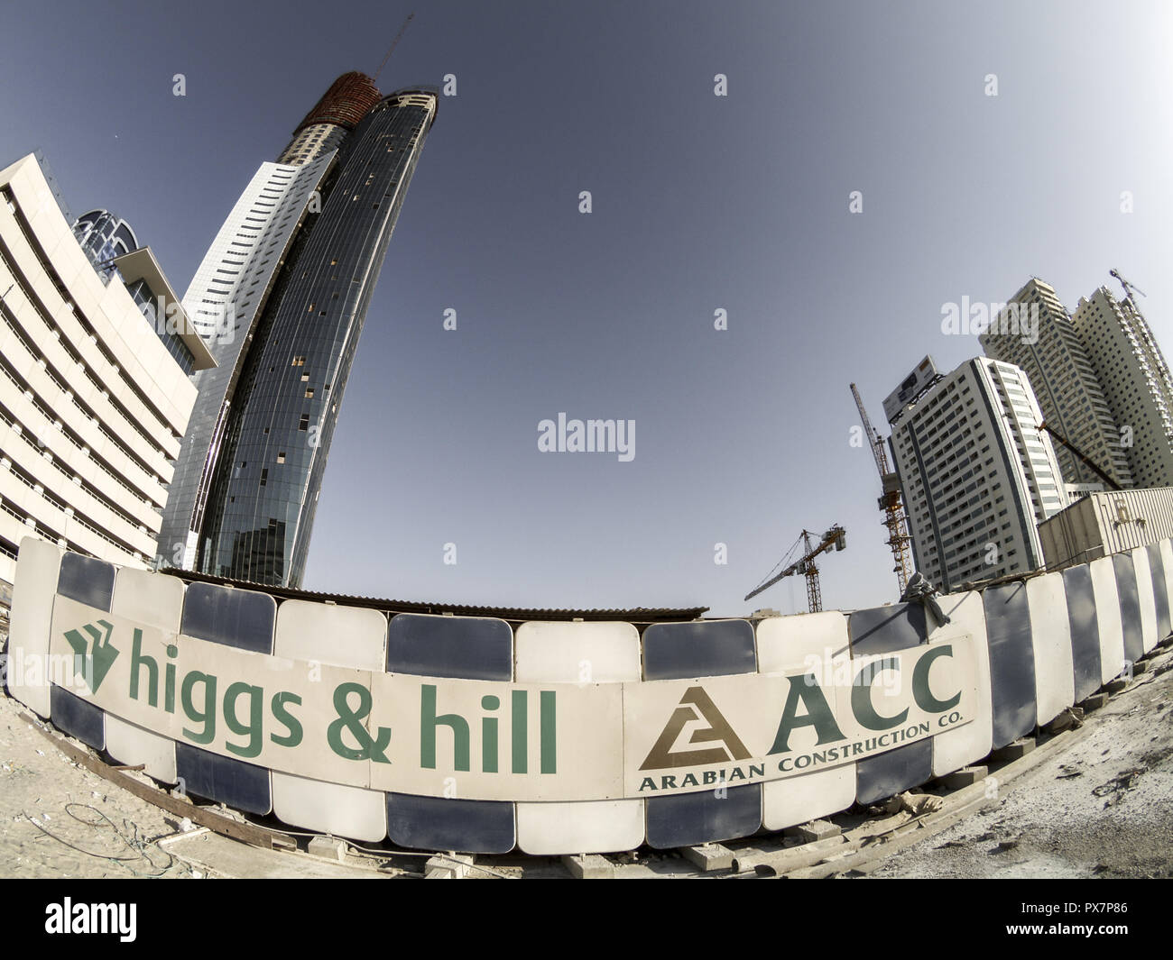 Dubai, Sheik Zayed Road, modernos rascacielos, Higgs y hill, Emiratos Arabes Unidos Foto de stock