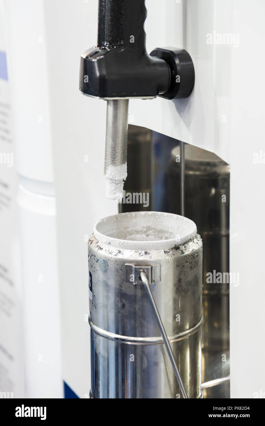 Generador de nitrógeno líquido ; máquina para laboratorio Fotografía de  stock - Alamy