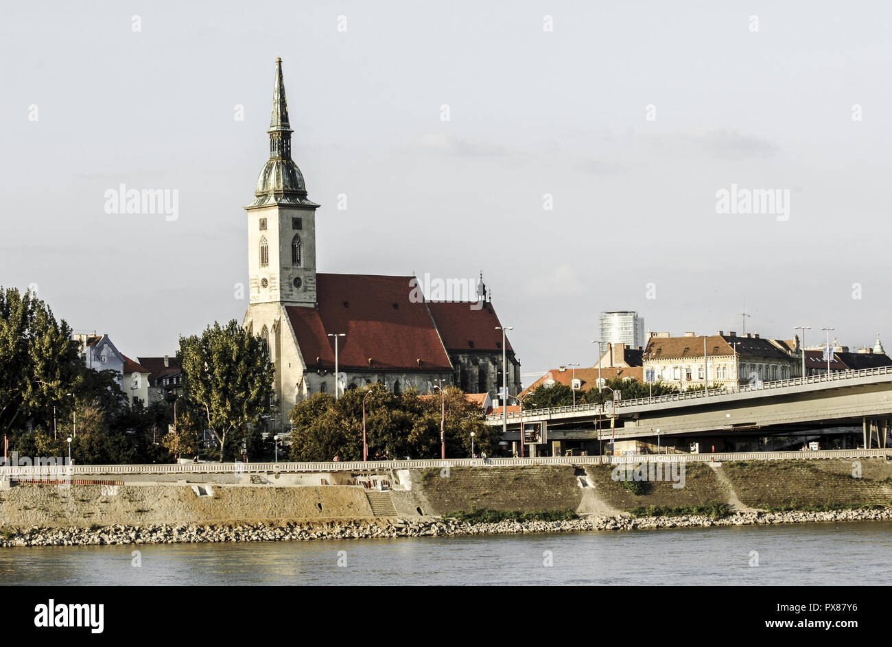 Bratislava, puente Novi más, iglesia de la coronación, República Eslovaca Foto de stock