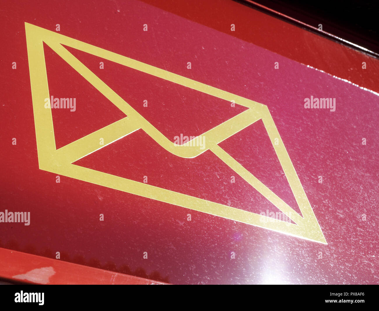 Rojo sobre amarillo con la casilla de correo Foto de stock