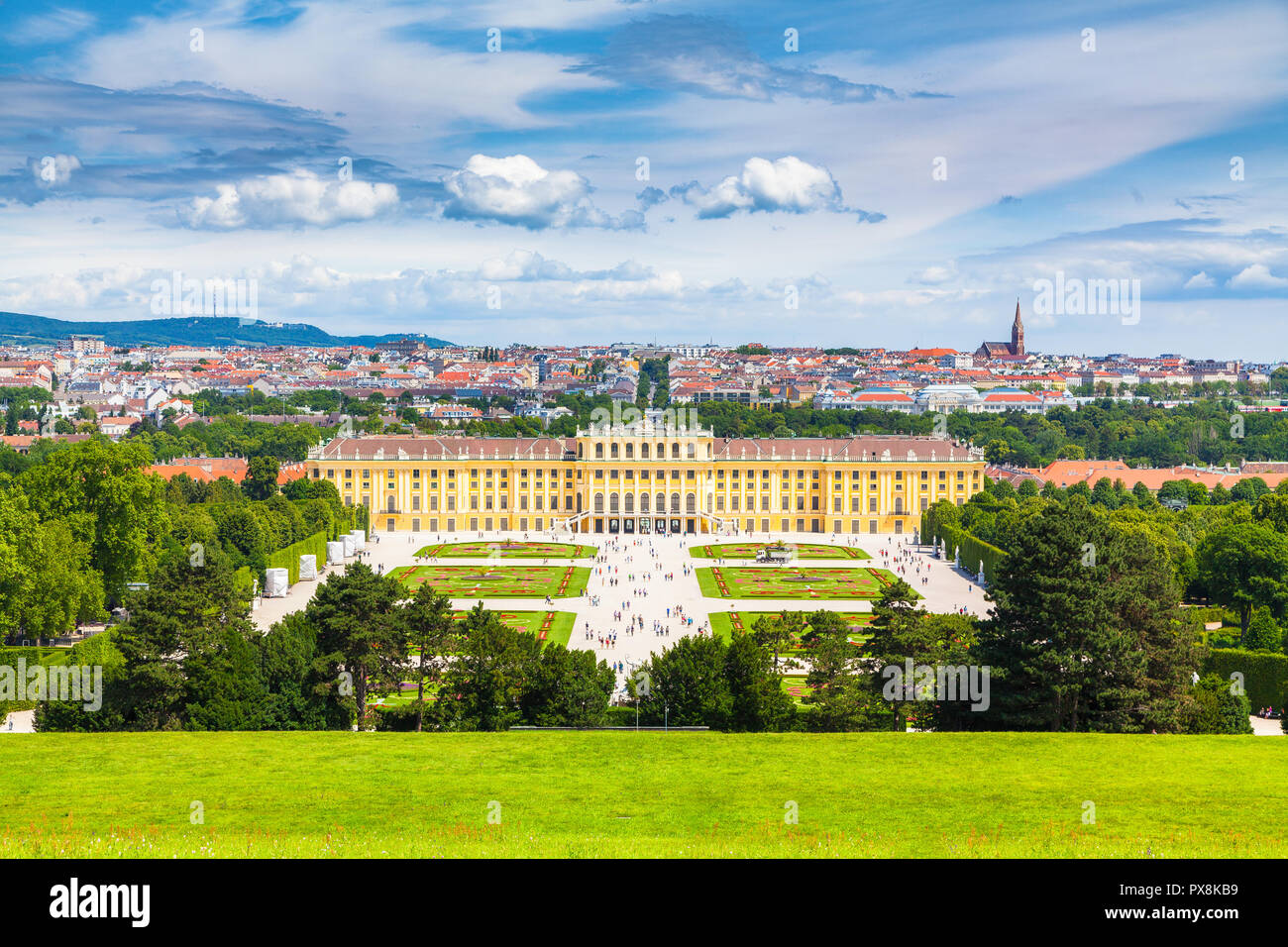 Vista clásica del palacio de Schonbrunn con vistas panorámicas del Gran Jardín del Parterre en un hermoso día soleado con el cielo azul y las nubes en verano, Viena Foto de stock