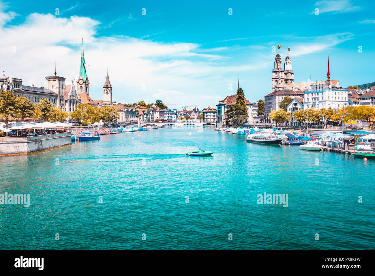 Vista panorámica del centro de la ciudad de Zurich, con iglesias y barcos en el hermoso río Limmat, en verano, en el cantón de Zurich, Suiza Foto de stock