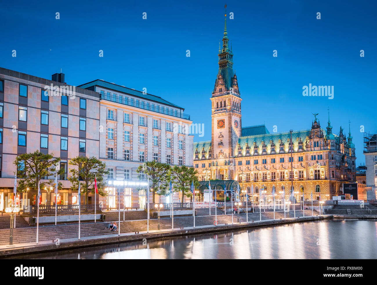 Crepúsculo clásica vista del centro de la ciudad de Hamburgo con el histórico ayuntamiento reflejando en el Binnenalster durante la hora azul al atardecer, Alemania Foto de stock