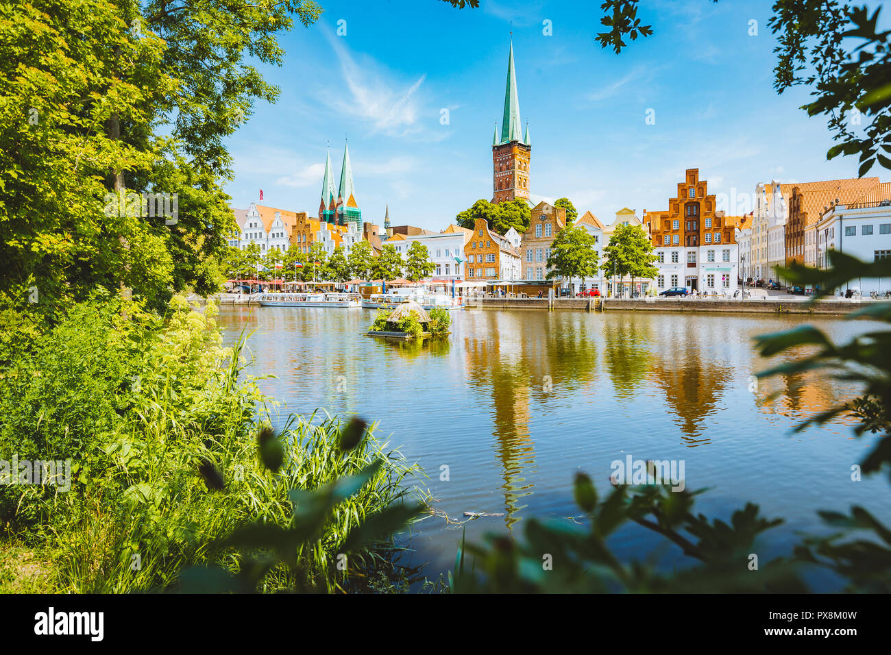 Classic vista panorámica del centro histórico de la ciudad de Luebeck, con el famoso río Trave en verano, Schleswig-Holstein, Alemania Foto de stock
