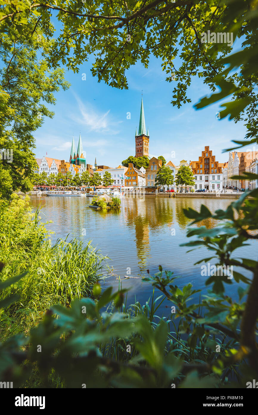 Classic vista panorámica del centro histórico de la ciudad de Luebeck, con el famoso río Trave en verano, Schleswig-Holstein, Alemania Foto de stock