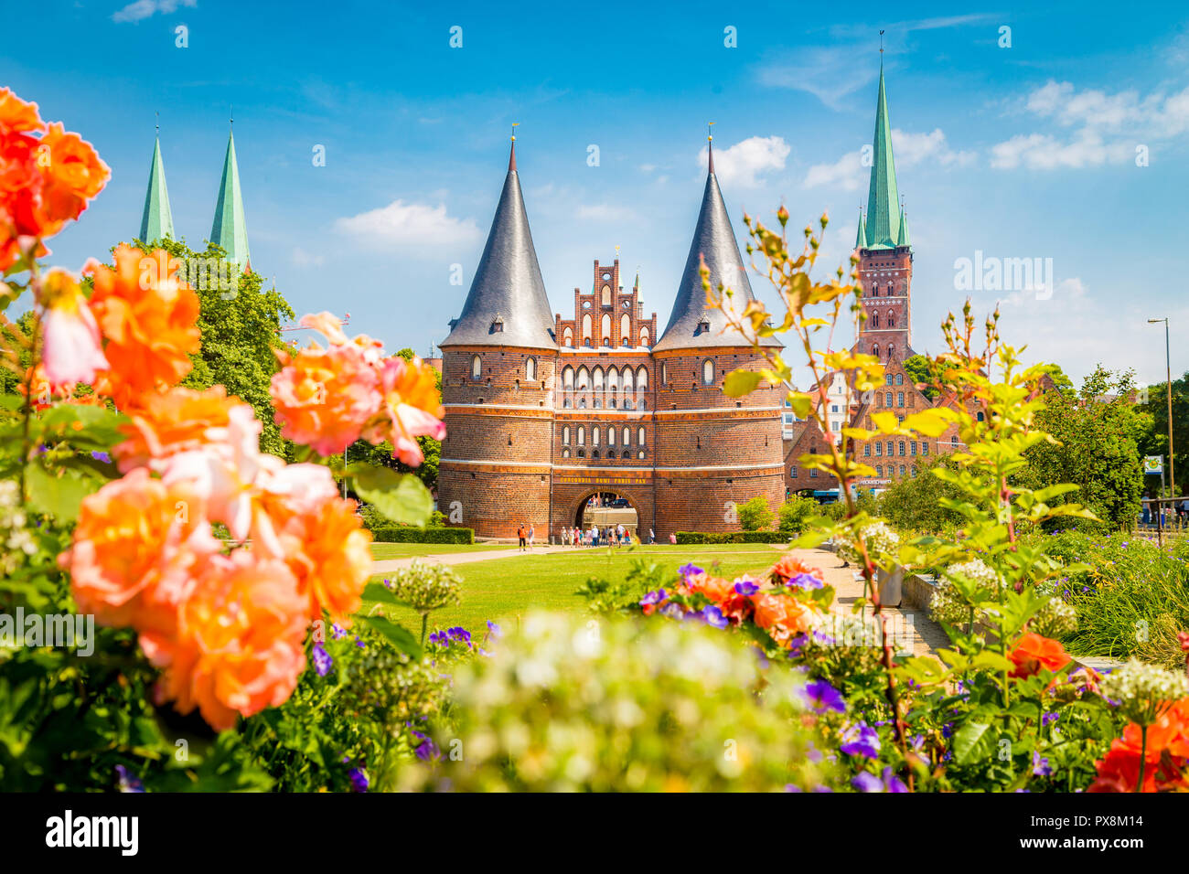 Clásica vista de postal de la histórica ciudad de Lübeck con la famosa Holstentor gate en verano, Schleswig-Holstein, en el norte de Alemania Foto de stock