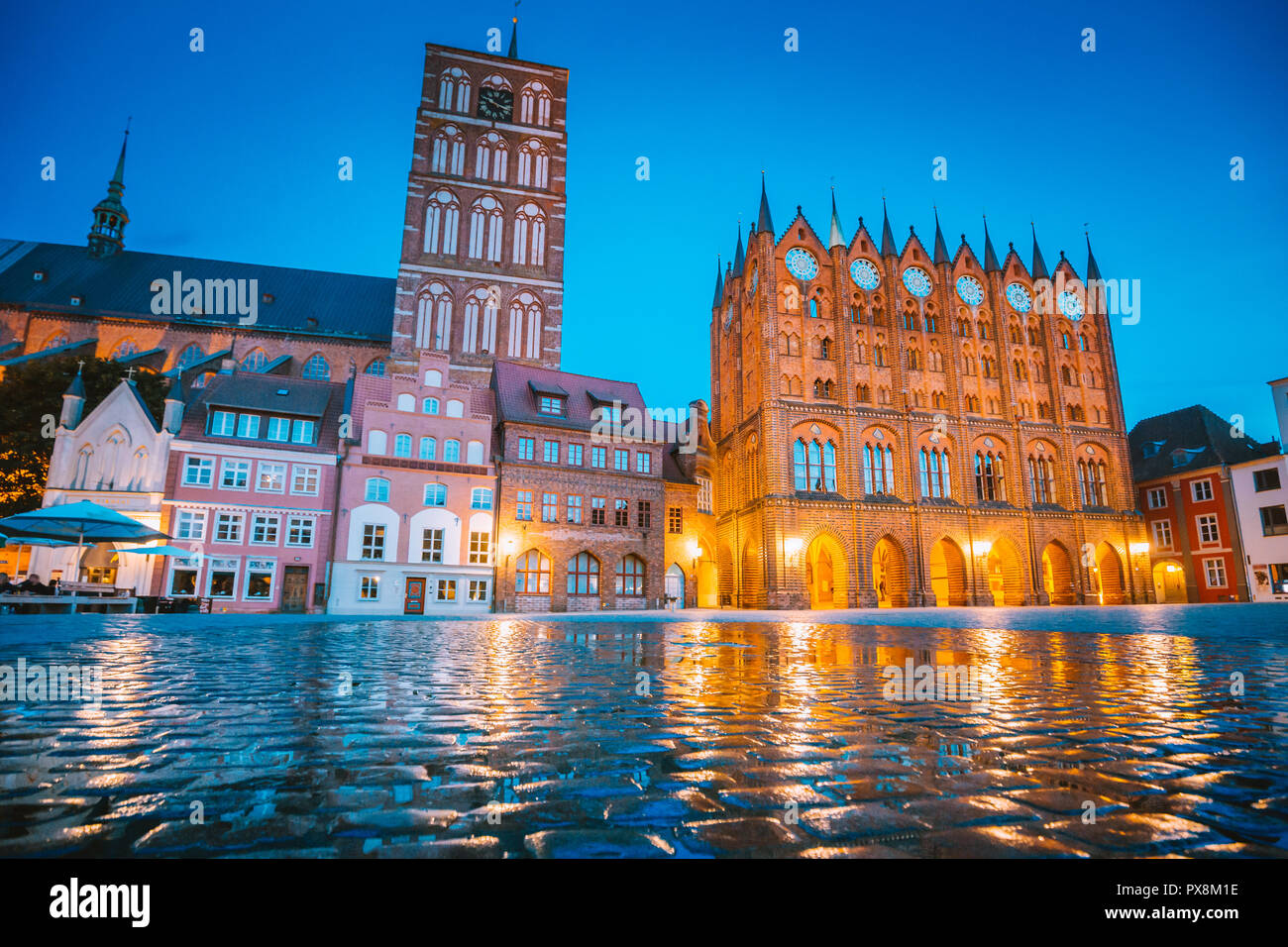 Crepúsculo ver clásicos de la ciudad hanseática de Stralsund durante la hora azul al atardecer, Mecklenburg-Vorpommern, Alemania Foto de stock