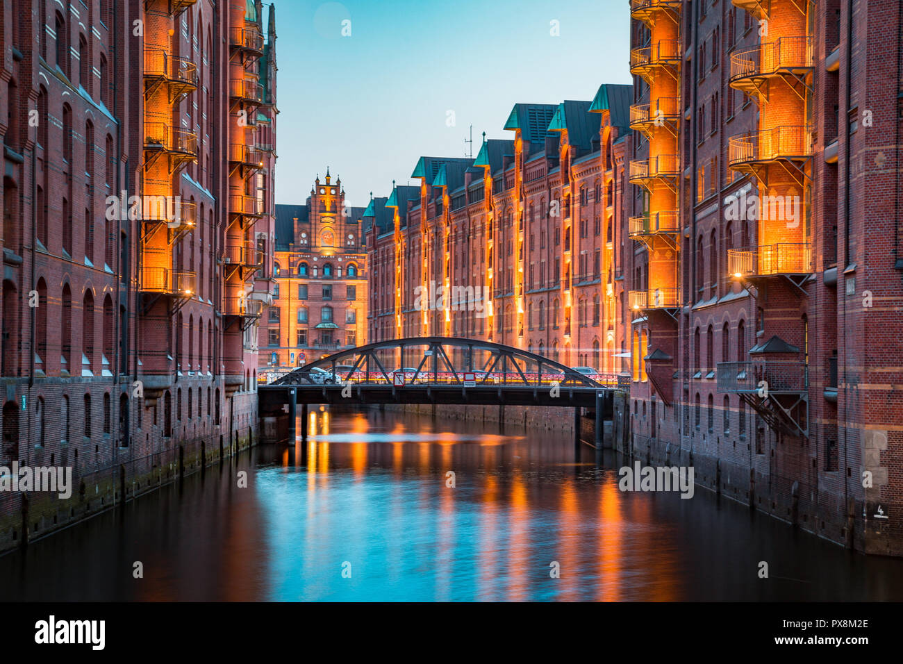 Vista clásica del famoso distrito de almacenes Speicherstadt, un sitio del Patrimonio Mundial de la UNESCO desde 2015, iluminada en el crepúsculo del atardecer hermoso post en dus Foto de stock