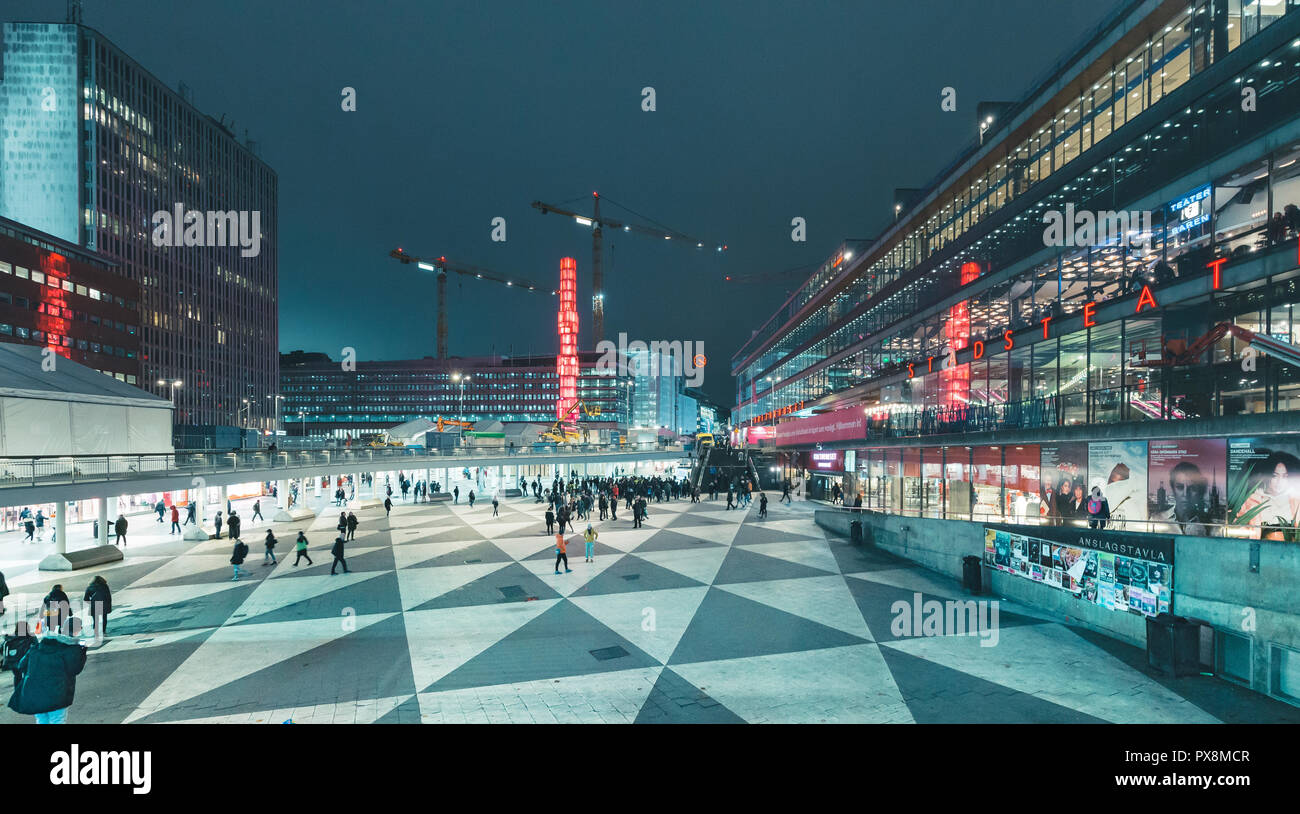 Estocolmo, Suecia - 11 noviembre, 2017: Vista panorámica de la famosa plaza de Sergels Torg en la noche, el centro de Estocolmo, Suecia, Escandinavia Foto de stock