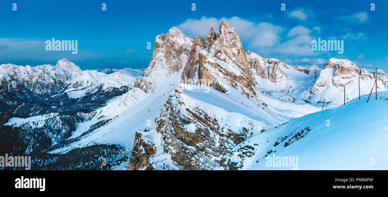 Vista clásica de Seceda famosos picos de los Dolomitas en el hermoso crepúsculo vespertino al anochecer en invierno, Tirol del Sur, Italia Foto de stock