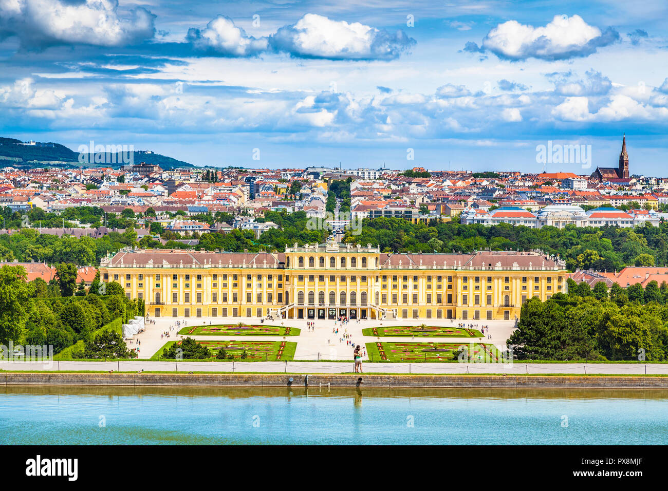 Vista clásica del palacio de Schonbrunn con vistas panorámicas del Gran Jardín del Parterre en un hermoso día soleado con el cielo azul y las nubes en verano, Viena, Austri Foto de stock