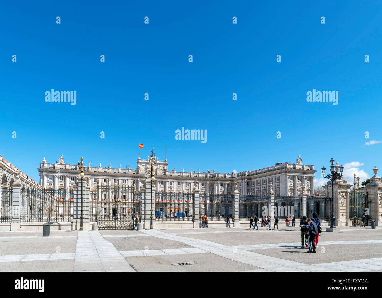 El Palacio Real (Palacio Real) desde la Plaza de la ArmerÃ-a, Madrid, España. Foto de stock