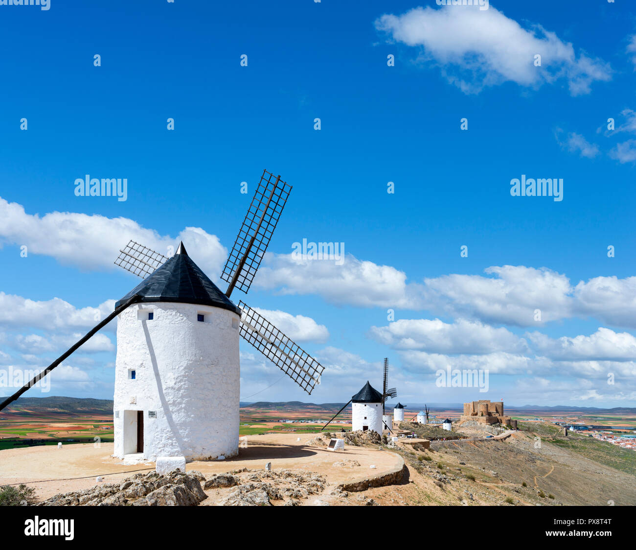 Don Quijote molinos de viento. Tradicionales molinos de viento en Consuegra, Castilla La Mancha, España Foto de stock