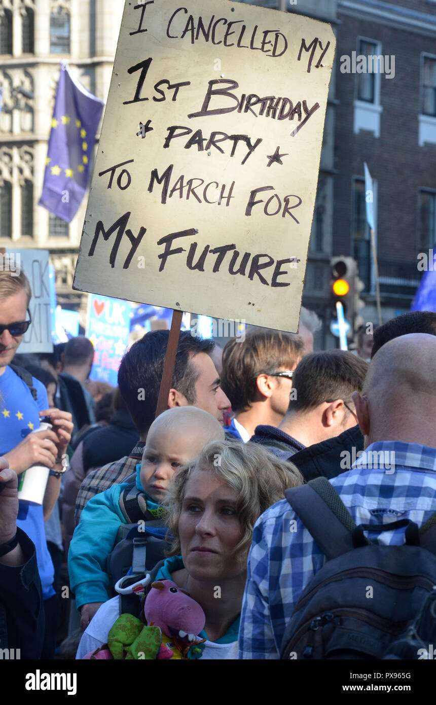 Londres, Reino Unido. 20 Oct, 2018. Una madre y su joven hijo, 'March para el futuro", rally pidiendo un segundo referéndum sobre la UE Brexit organizado por el voto popular campaña, Londres, 20 de octubre de 2018 Créditos: Robert Smith/Alamy Live News Foto de stock