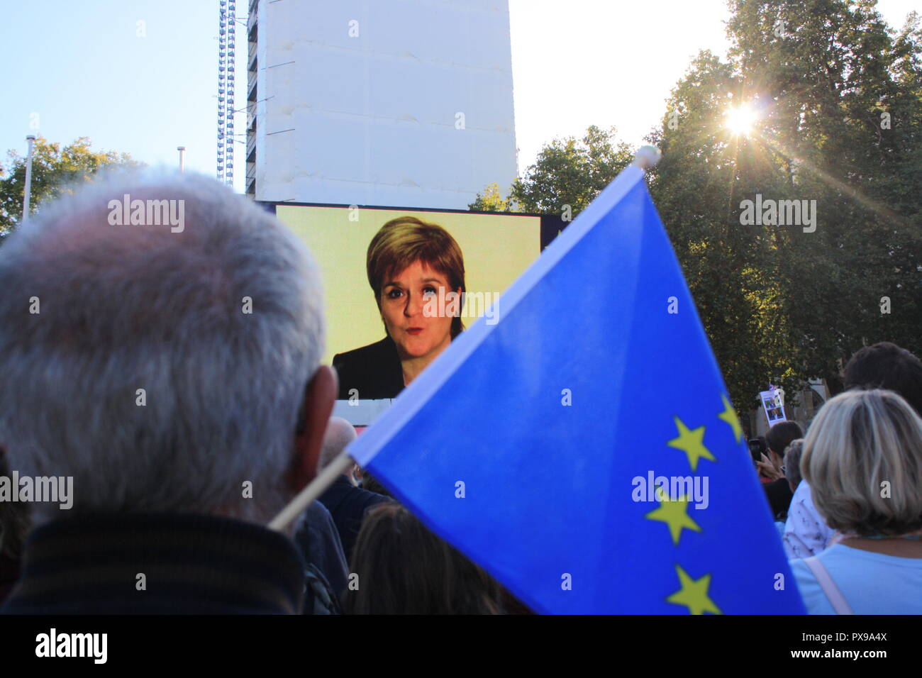 Londres, Reino Unido, 20 de octubre de 2018. Los manifestantes escuchar a Nicola Sturgeon, líder del SNP, en la Plaza del Parlamento por el voto popular de marzo contra Brexit, Londres, Reino Unido. Crédito: Helen Garvey/Alamy Live News Foto de stock