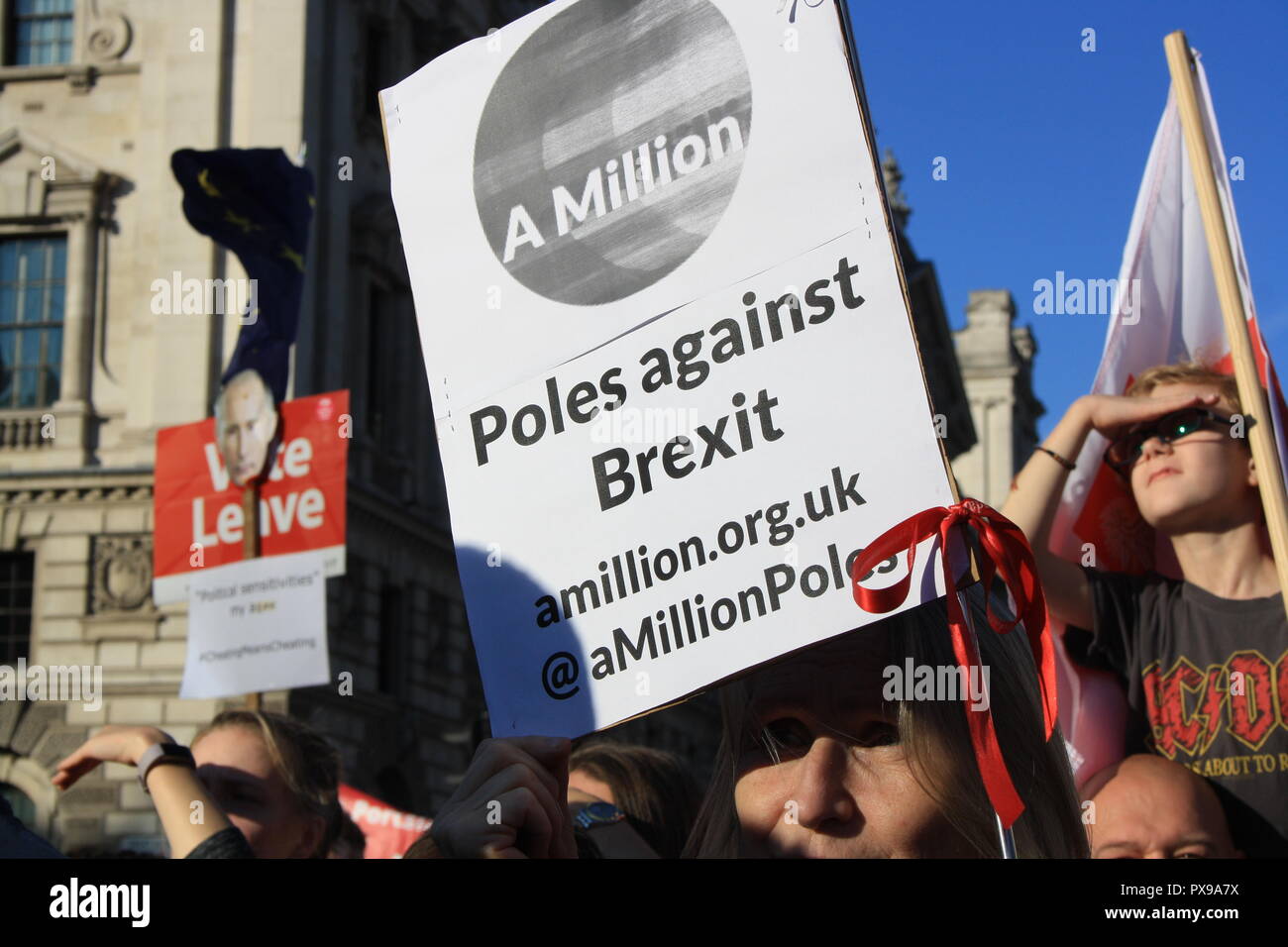 Londres, Reino Unido, 20 de octubre de 2018. Manifestantes se congregan en la Plaza del Parlamento por el voto popular de marzo contra Brexit, Londres, Reino Unido. Crédito: Helen Garvey/Alamy Live News Foto de stock