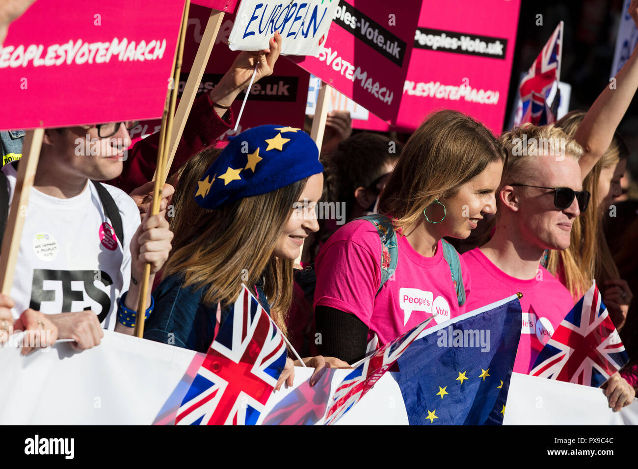 Londres, Reino Unido - 20 de octubre de 2018: Cientos de miles de personas se unen el voto popular anti Brexit protesta en Londres central Crédito: Gota de tinta/Alamy Live News Foto de stock