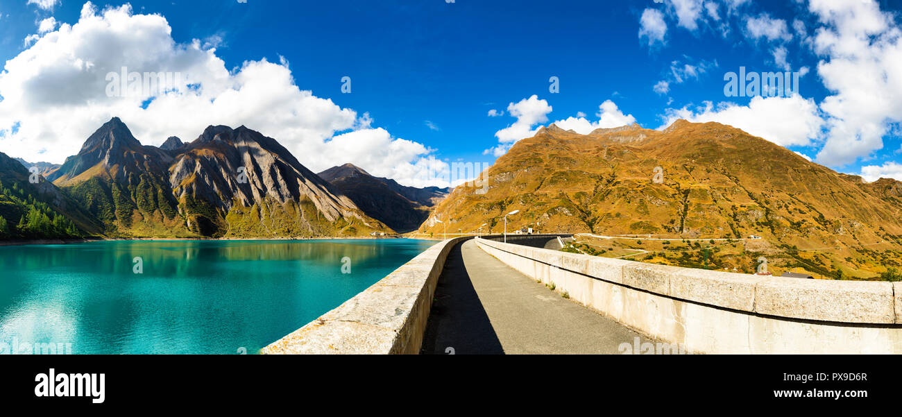 Gran paisaje visto desde la presa del lago Morasco con montañas y cielo azul de fondo en un día de otoño, Formazza Valley - Piamonte, Italia, Europa Foto de stock