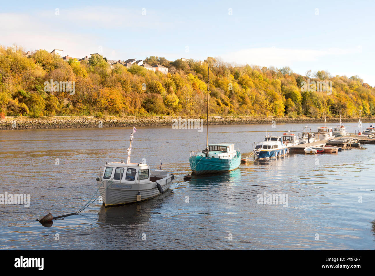 Barcos amarrados en el río Tyne en frailes Goose Club de deportes acuáticos, en Gateshead, Inglaterra, Reino Unido. Foto de stock
