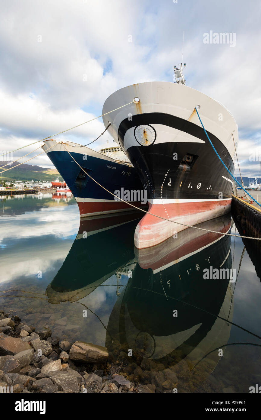 La pesca comercial y el puerto de embarque de Akureyri, frente a la costa norte de Islandia. Foto de stock