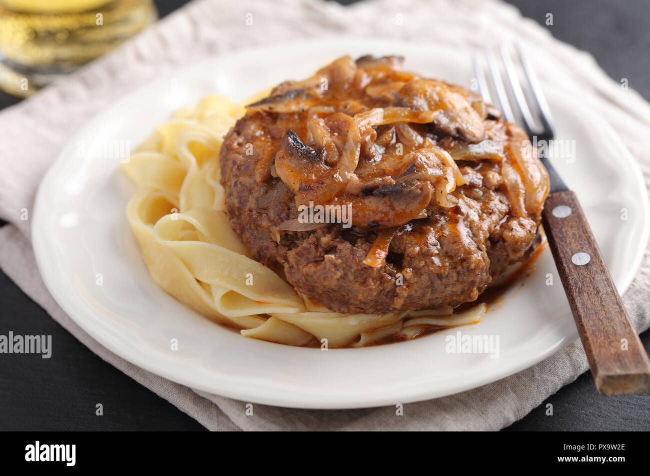 Salisbury steak con pasta en salsa de tomate y champiñones Fotografía de  stock - Alamy