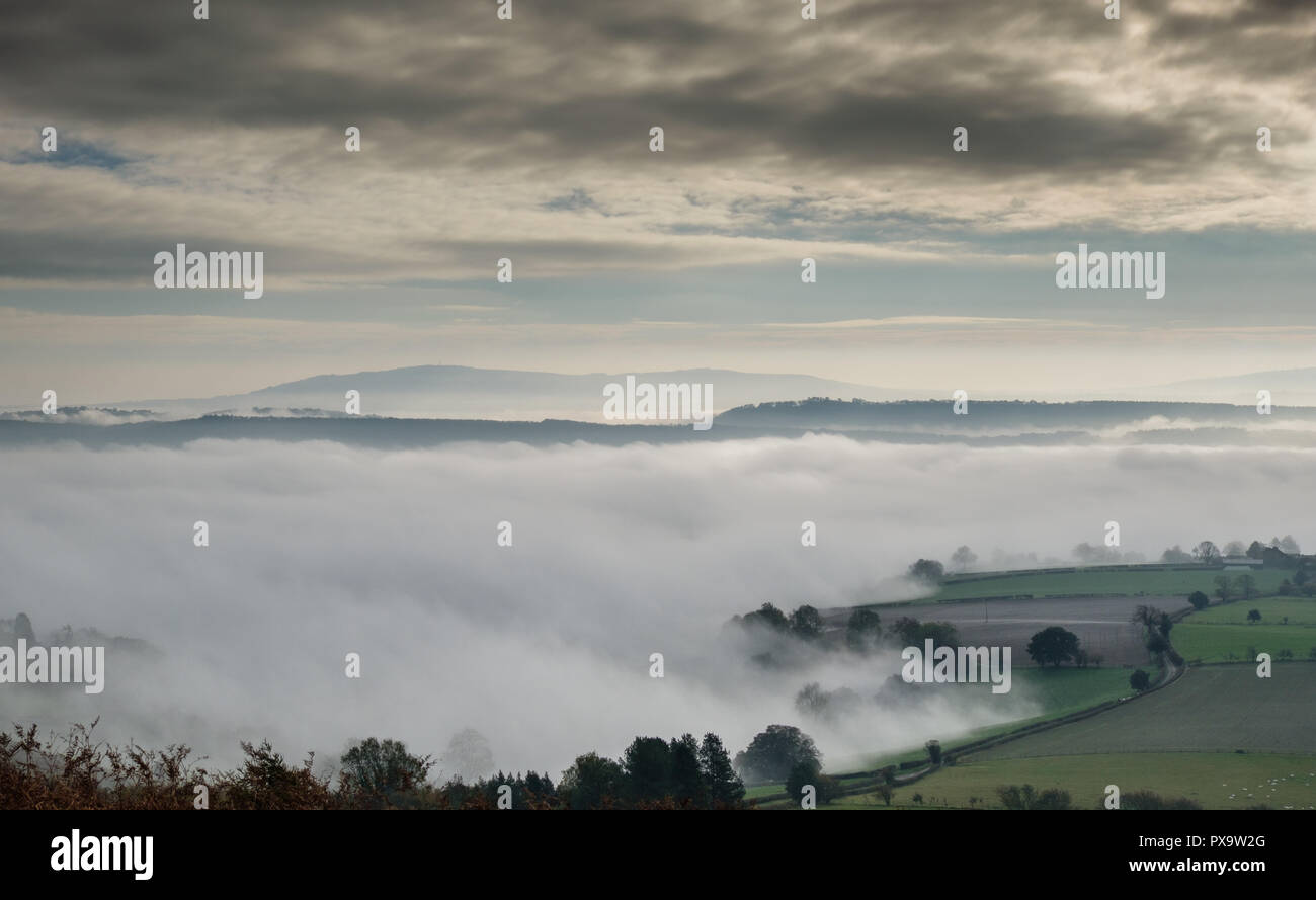 Ape Dale lleno de niebla con Wenlock Edge acaba metiendo a través, visto desde Ragleth Hill, Church Stretton, Shropshire Foto de stock