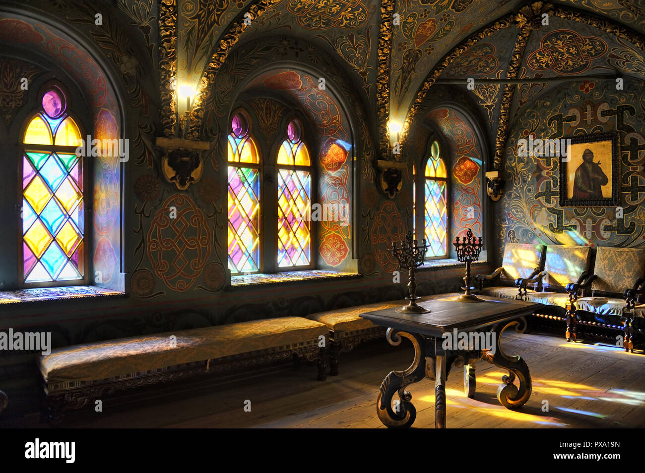 Bóvedas antiguas, muebles y ventanas de cámara - Cruz Terem Palacio del Kremlin de Moscú Foto de stock